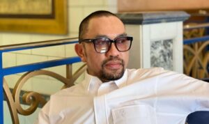 Ahmad Sahroni adalah seorang pengusaha kaya raya dan politisi sukses yang memiliki masa lalu yang keras sebagai pejuang sesuap nasi.