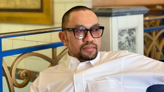 Ahmad Sahroni adalah seorang pengusaha kaya raya dan politisi sukses yang memiliki masa lalu yang keras sebagai pejuang sesuap nasi.