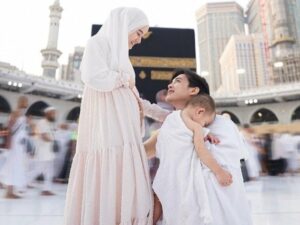 Rey Mbayang umumkan kabar kehamilan Dinda Hauw. Dia menuliskan pesan romantis yang membuat penggemar merasa terharu dan juga baper.