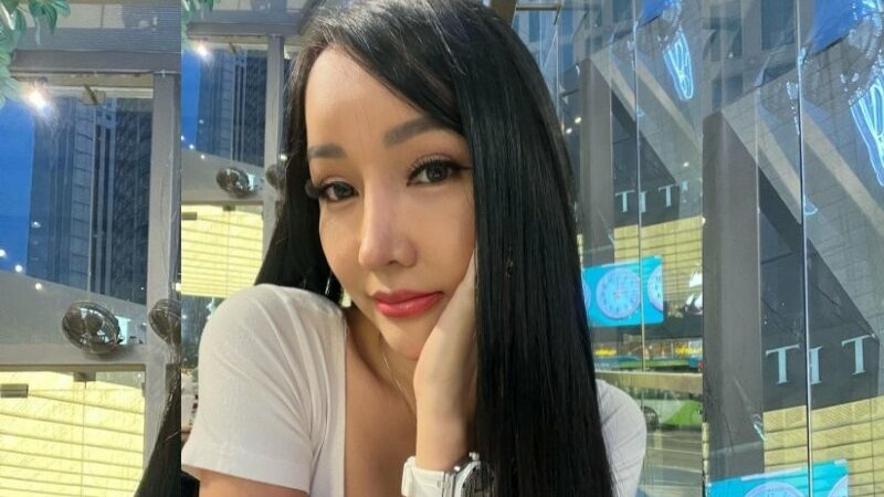 Lucinta Luna memamerkan foto selfi yang memperlihatkan wajah tersenyumnya yang cantik lewat akun Instagram, dikutip Kamis (15/9/2022). Namun, pada caption dia menuliskan permintaan untuk ditampol. Hal itu justru membuat netizen tak tega karena dari segi penampilan dia adalah perempuan.
