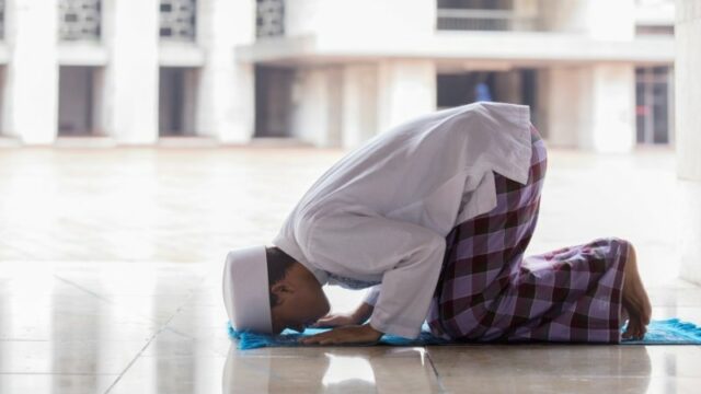Dokter bedah bahkan bisa melakukan operasi dengan jangka waktu yang panjang. Namun, bolehkan dokter meninggalkan salat ketika melakukan operasi penting yang memakan durasi yang panjang ini?