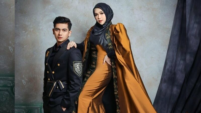 Cekricek.id - Ria Ricis dan sang suami, Teuku Rushariandi, membagikan hasil photoshoot mereka melalui akun media sosialnya, dikutip Jumat (23/9/2022). Pasangan suami istri yang baru dikaruniai seorang anak itu tampil dengan sangat serasi dan dengan setelan pakaian yang terlihat begitu mewah.