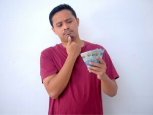 Jika menemukan uang tak bertuan di jalan atau dimanapun, apa yang biasanya kamu lakukan? Menitipkan, menyimpan atau memakainya?