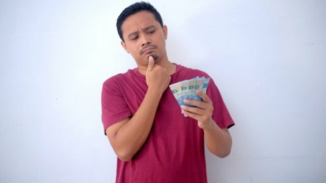 Jika menemukan uang tak bertuan di jalan atau dimanapun, apa yang biasanya kamu lakukan? Menitipkan, menyimpan atau memakainya?