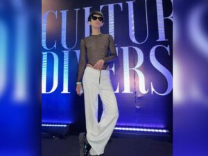 Cekricek.id - jika biasanya nama komedian Aming, selalu membuat heboh, kini terlihat begitu macho ketika kenakan pakaian transparan