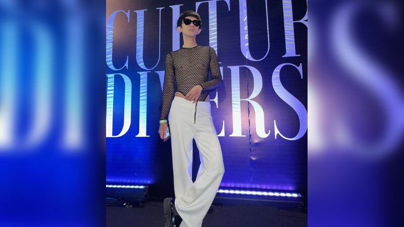 Cekricek.id - jika biasanya nama komedian Aming, selalu membuat heboh, kini terlihat begitu macho ketika kenakan pakaian transparan