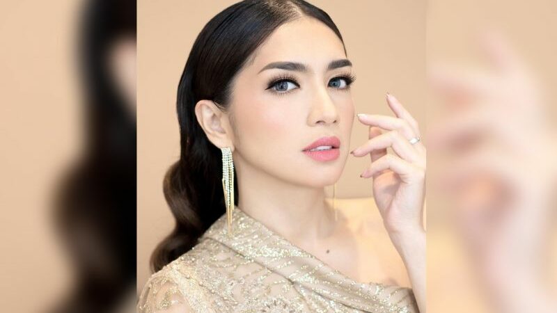 Cekricek.id - Menginjak usia di angka 35 tahun, Angel Karamoy memang selalu menjadi buah bibir. Dipuji cocok sebagai malaikat tanpa sayap