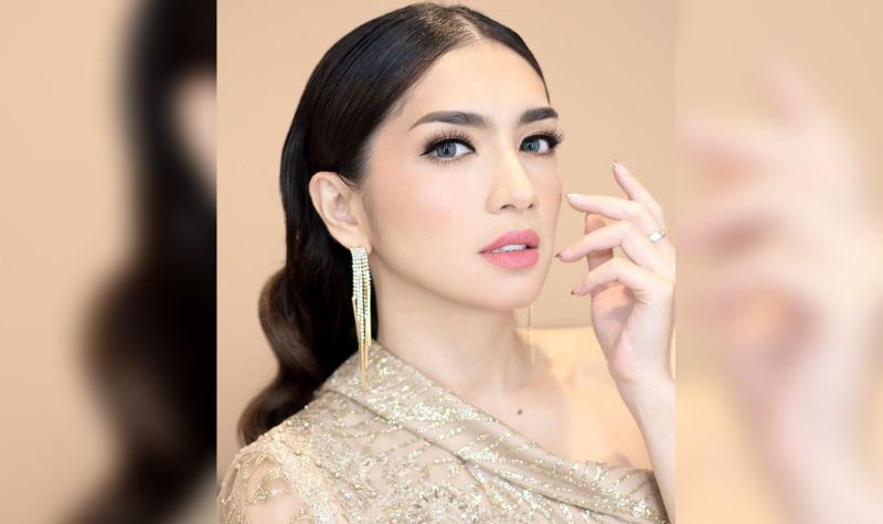 Cekricek.id - Menginjak usia di angka 35 tahun, Angel Karamoy memang selalu menjadi buah bibir. Dipuji cocok sebagai malaikat tanpa sayap