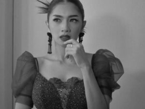 Cekricek.id - Tampaknya paduan warna apa saja akan begitu cocok saat dikenakan oleh artis cantik Angel Karamoy, termasuk hitam putih