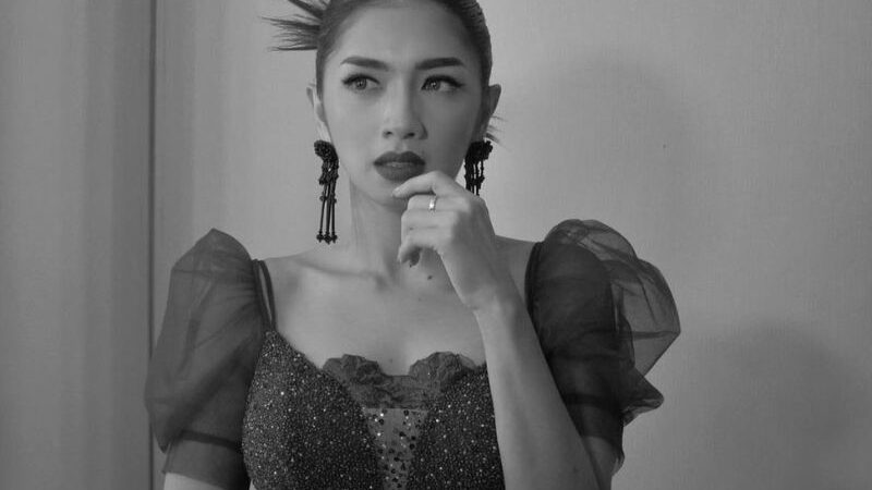 Cekricek.id - Tampaknya paduan warna apa saja akan begitu cocok saat dikenakan oleh artis cantik Angel Karamoy, termasuk hitam putih