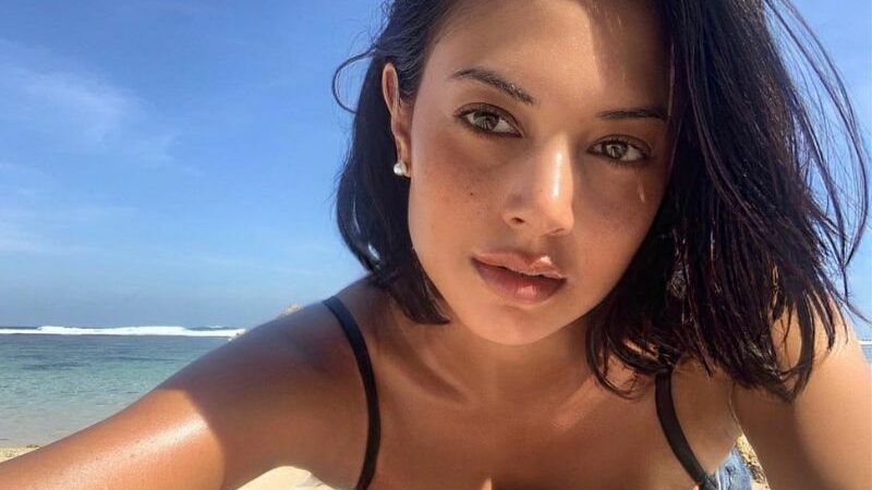 Cekricek.id - Artis cantik Aurelie Moeremans bercerita jika dirinya pernah diusir saat syuting. Karena kulitnya yang terlalu kecoklatan