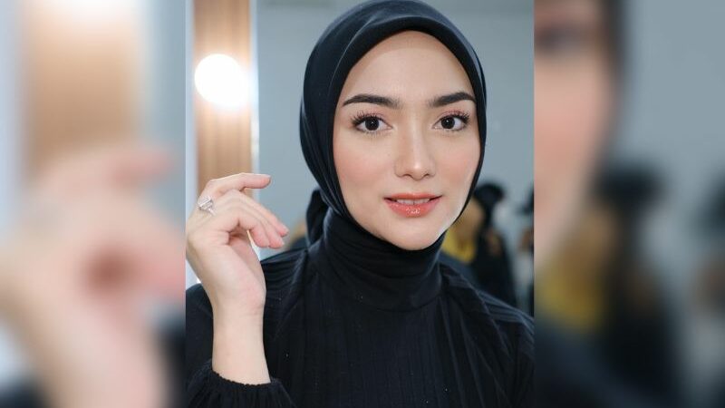 Cekrcek.id - Kecantikan paras daripada artis cantik Citra Kirana akan selalu membuat banyak orang berdecak kagum, terutama dengan outfit hitam