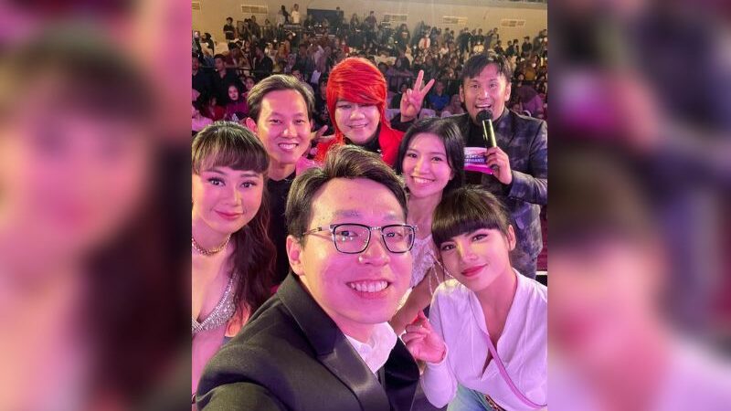 Dinar Candy jadi dicurigasi netizen masuk dalam kelompok pembasmi perdukunan ketika berfoto bersama pesulap merah.