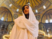 Cekricek.id - Febby Rastanty kini mendapat banyak pujian, disandingkan mirip dengan model Gigi Hadid versi lokal saat kunjungi Hagia Sovia