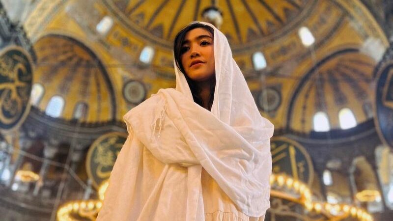 Cekricek.id - Febby Rastanty kini mendapat banyak pujian, disandingkan mirip dengan model Gigi Hadid versi lokal saat kunjungi Hagia Sovia