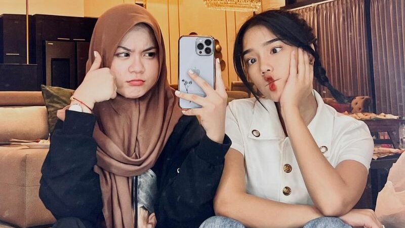 Cekricek.id - Semenjak namanya dikenal menjadi selebgram, Fuji sering berbaur dengan berbagai sosok, kolaborisnya dengan Una banjir pujian