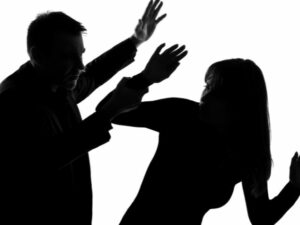 Cekricek.id - Biasanya tindakan KDRT umum dilakukan oleh laki-laki kepada perempuan, tapi bisa juga dilakukan perempuan dalam keluarga