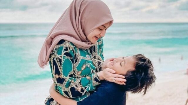 Ferdinand, putra ketiga komedian Sule mengunfollow akun Instagram mantan ibu tirinya, Nathalie Holscher yang langsung tuai sorotan.