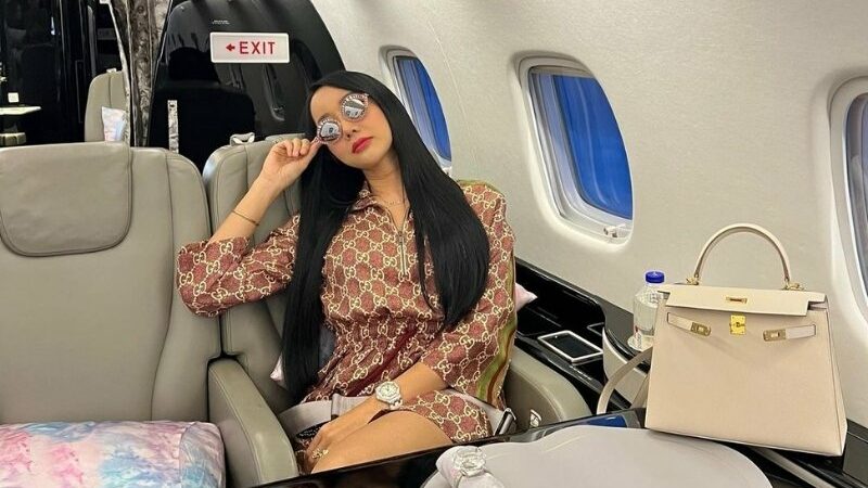 Cekricek.id - Selebgram Lucinta Luna dianggap memiliki vibe seperti halnya seorang ibu pejabat. Hal itu diungkap oleh banyak netizen.