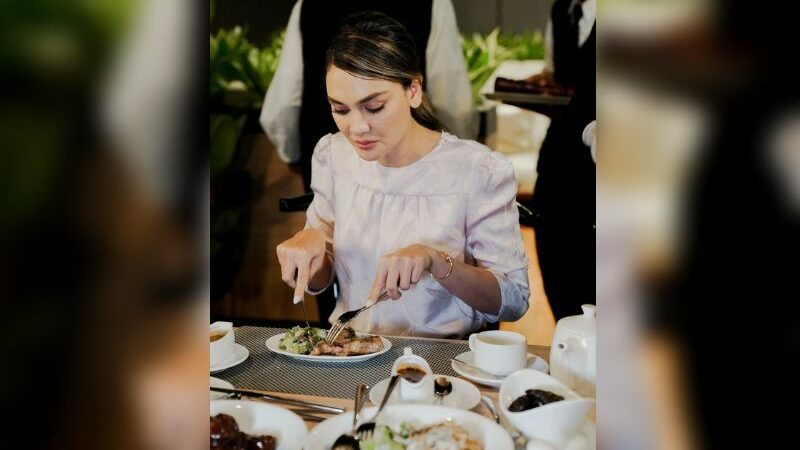 Cekricek.id - Luna Maya sering mendapat banyak pujian selain dari wajah cantiknya yang begitu mempesona. Buat netizen jadi mabuk kepayang