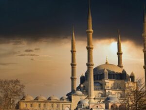 Masjid merupakan sebaik-baiknya tempat yang ada untuk dapat menyelesaikan suatu masalah menurut Ustaz Adi Hidayat.