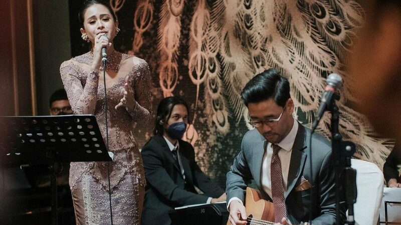 Cekricek.id - Aksi Maudy Ayunda yang manggung bareng suami tercinta di pernikahan adiknya jadi sorotan banyak netizen karena terlalu serasi