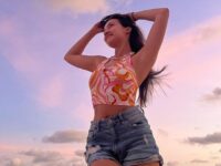 Megan Domani mendapat banyak pujian dari netizen sebagai sosok calon istri idaman karena kadar kecantikannya yang maksimal.