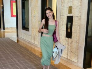 Mikha Tambayong kenakan crop top hijau tosca, banyak netizen yang terpana sekaligus selalu rindu saat melihat wajah cantiknya.