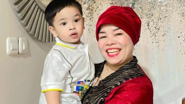 Cekricek.id - Belum lama ini Dewi Zuhriati, alias Oma Gala terlihat menangis tak kuasa menahan kesedihannya karena dihujat banyak netizen