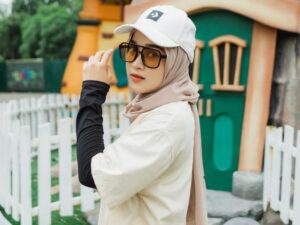 Cekricek.id - Menyandang status sebagai seorang janda sejak Maret 2021 lalu, nama Ririe Fairuz sering dibicarakan, penampilannya makin cute