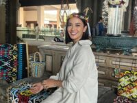 Cekricek.id - Ririn Ekawati merasa jadi gadis kembali saat mengenang masa lalu ketika dihadapkan dengan berbagai kerajinan dari daerah asalnya