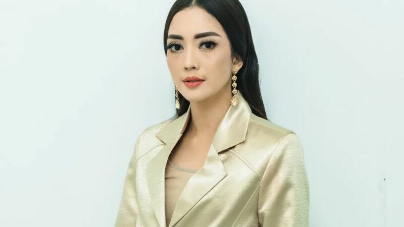 Ririn Dwi Ariyanti curhat gak bicara dengan mantan suami selama bertahun-tahun saat menikah, hingga harus cari nafkah sendiri.