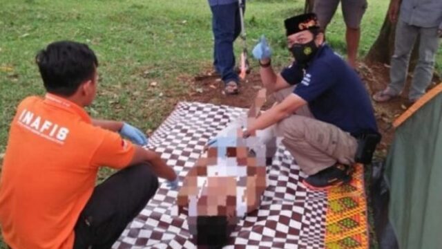 Sepasang kekasih bukan suami istri tersambar petir saat berduaan di dalam tenda yang berada di tengah hutan, Minggu (25/9/2022).