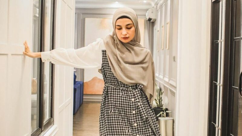 Cekricek.id - Shireen Sungkar memang dikenal sebagai salah satu artis dengan sifat yang begitu baik. Rela kerja di rumah artis demi bantu teman
