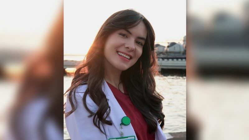 Cekricek.id - Beberapa waktu lalu di ketahui jika nama Steffi Zamora begitu ramai diperbincangkan, kini pamer pose cantik dengaan jas dokter