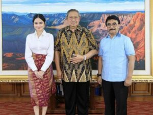 Syifa Hadju dipuji kenakan outfit yang sangat dinilai kece ketika berkesempatan mewawancarai mantan Presiden RI ke-6, SBY.