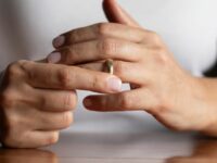 Cekricek.id - Begini hukumnya jika seorang suami mencontohkan kalimat talak kepada istrinya, walau tidak berniat serius saat mengucapkannya