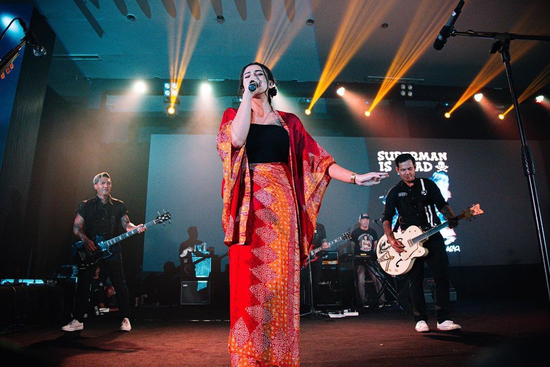 Tak Ada Lawan, Nora Alexandra Tampil Aduhai Saat Kenakan Batik Mewah Saat Manggung 2 Lampiran Gambar