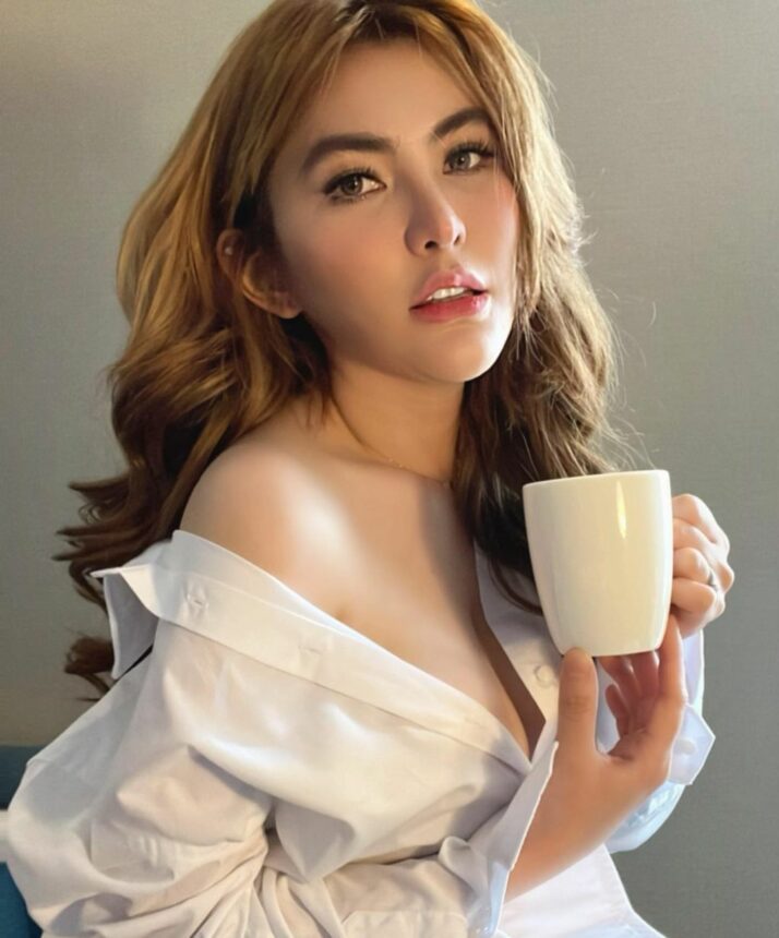 Kenakan Crop Top Ketat, Pesona Angela Lee Bikin Resah Kaum Pria  2 Lampiran Gambar