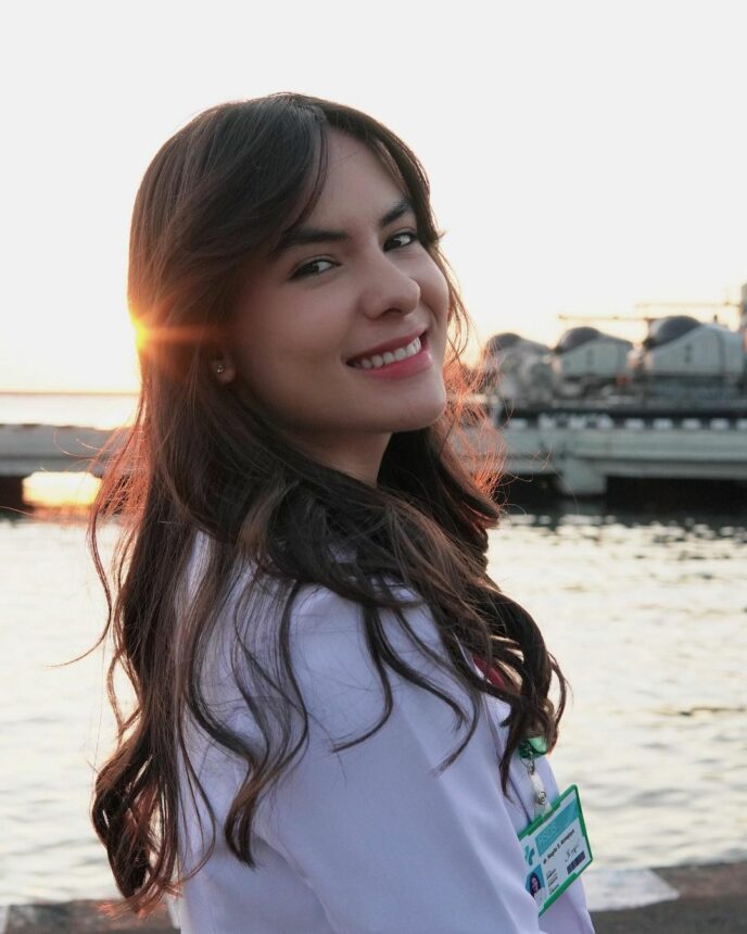 Dulu Heboh Diduga Punya Anak di Luar Nikah, Kini Steffi Zamora Pamer Foto Pakai Baju Dokter 2 Lampiran Gambar