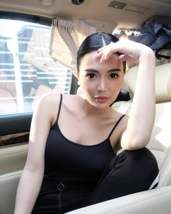 Biasa Cuma Pakai Tanktop, Aura Seksi Wika Salim Emang Tak Ada Tanding 2 Lampiran Gambar