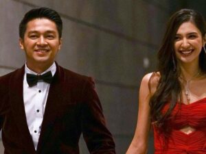 Mikha Tambayong tampil cantik dengan gaun merah bersama calon suaminya, Deva Mahendra berhasil buat warganet pangling.