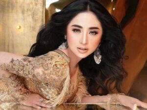 Dewi Perssik belum lama ini curi perhatian warganet usai tampil di sebuah panggung dengan outfit seksi dan goyangannya yang heboh.