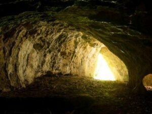 Para peneliti sejarah baru-baru ini menemukan alat-alat yang dipakai Neanderthal ini di Goa Tunel Wielki yang terletak di Maloposka, Polandia.