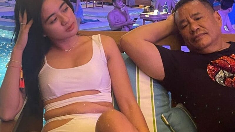 Hotman Paris hebohkan jagat maya dengan unggahan di laman Instagram pribadinya yang foto bareng cewek seksi di sebuah kolam renang.