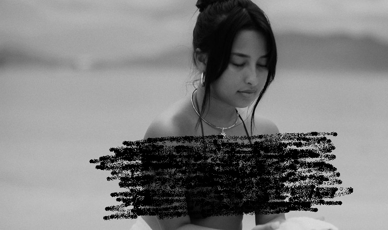 Pakai Bikini Sambil Main Pasir di Pantai, Jennifer Coppen Makin Hitam Makin Manis 2 Lampiran Gambar