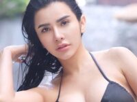 Maria Vania hebohkan jagat maya dengan unggahan foto seksinya yang mandi di kolam renang, ada tato di perutnya yang bergambarkan naga.