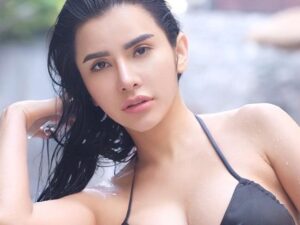 Maria Vania hebohkan jagat maya dengan unggahan foto seksinya yang mandi di kolam renang, ada tato di perutnya yang bergambarkan naga.