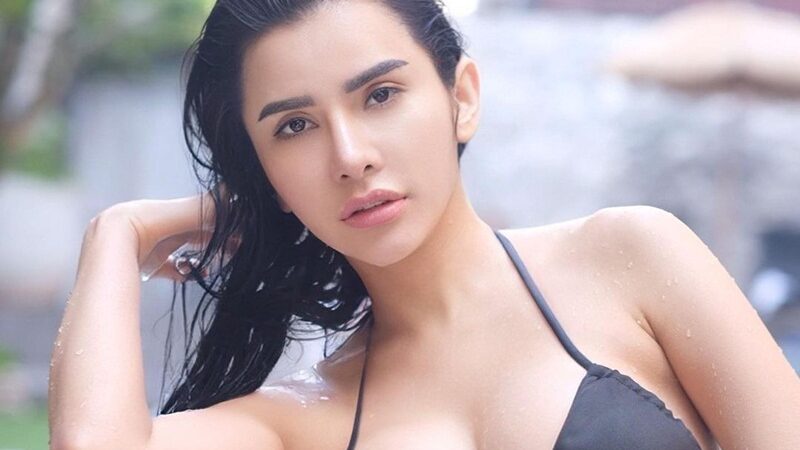 Maria Vania hebohkan jagat maya dengan unggahan foto seksinya yang mandi di kolam renang, ada tato di perutnya yang bergambarkan naga.