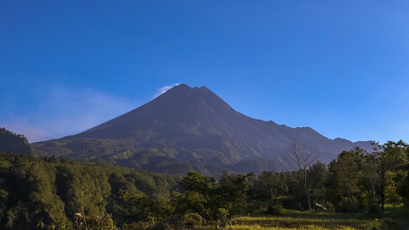 Masyarakat yang berada di sekitar kawasan gunung api di Indonesia diminta untuk selalu meningkatkan kewaspadaannya terhadap segala kemungkinan yang terjadi.